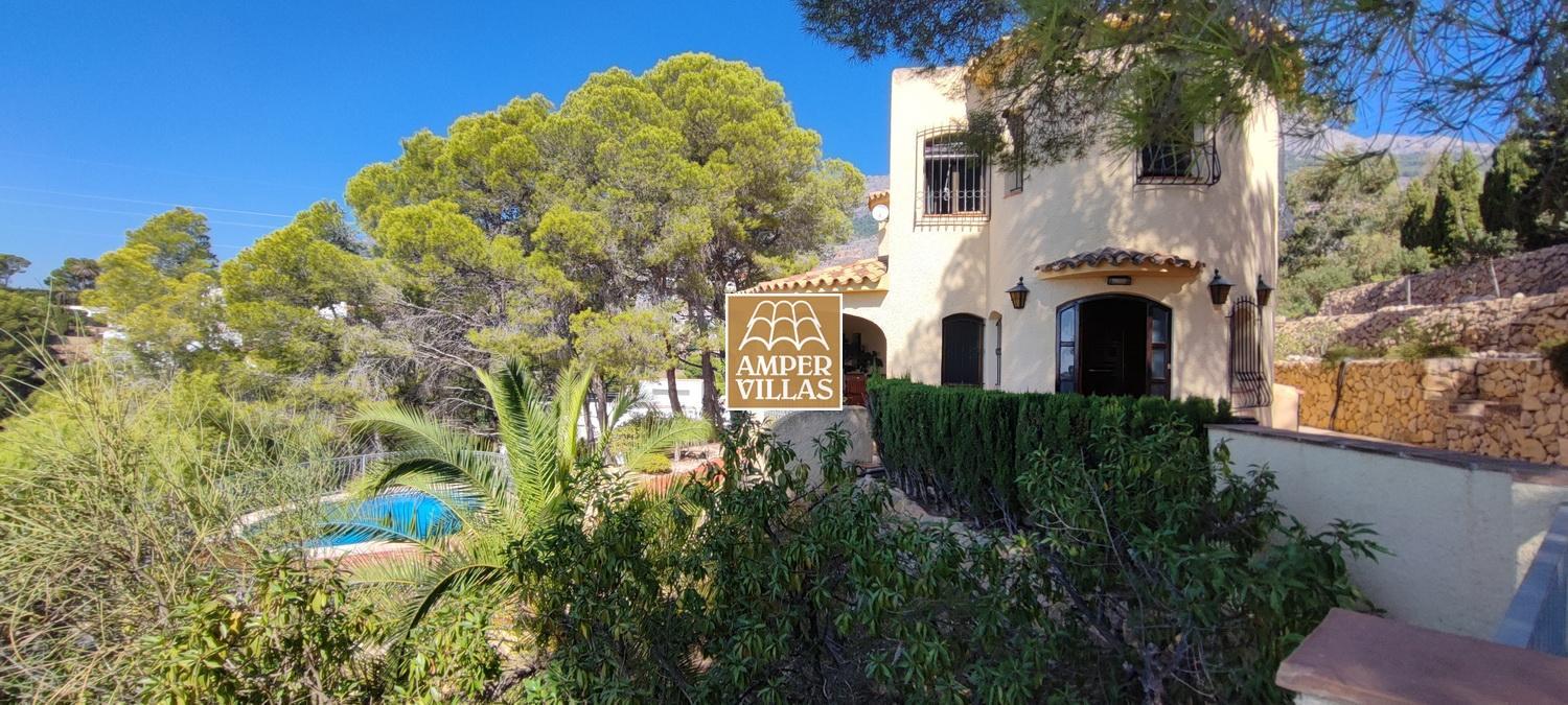 Beautiful Mediterranean villa with guest house and panoramic views.